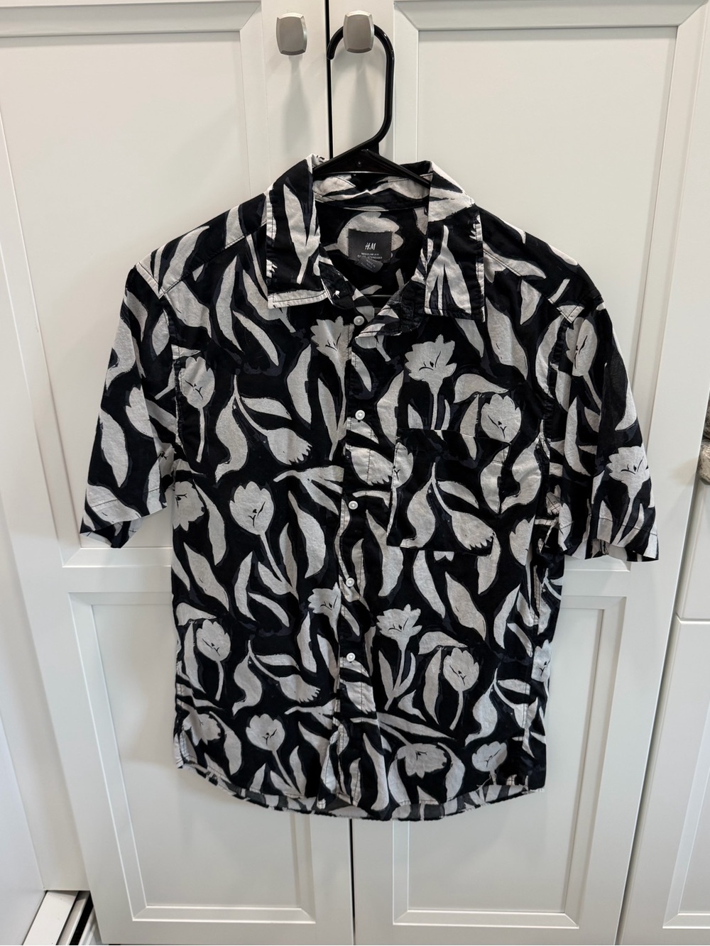 H&M Black and White Floral Short-Sleeve Button-Up Shirt